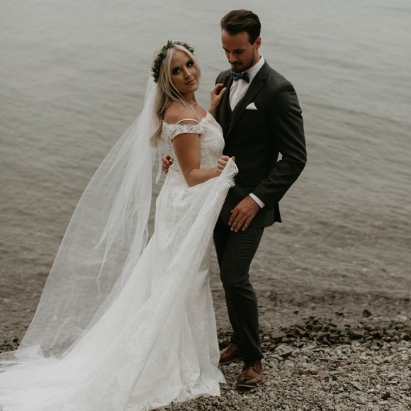 White single comb veil
